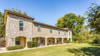Plus de détails pour 110 3rd St, Keene, TX - Logement à vendre