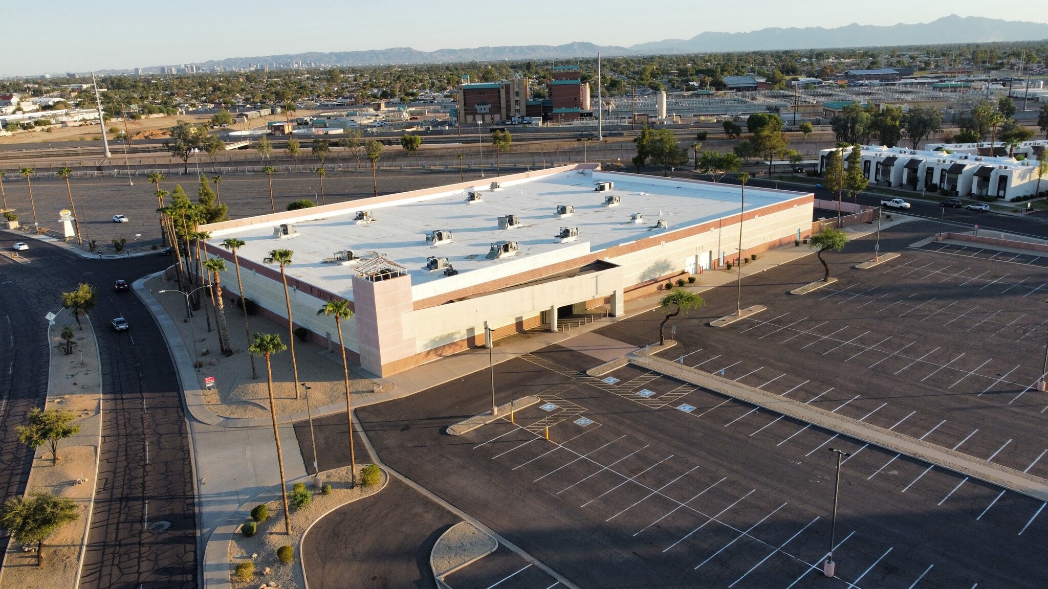 9446 N Metro Pky W, Phoenix, AZ à vendre Photo de l’immeuble– Image 1 sur 9