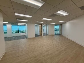 21550 Oxnard St, Woodland Hills, CA à louer Photo intérieure– Image 2 sur 12
