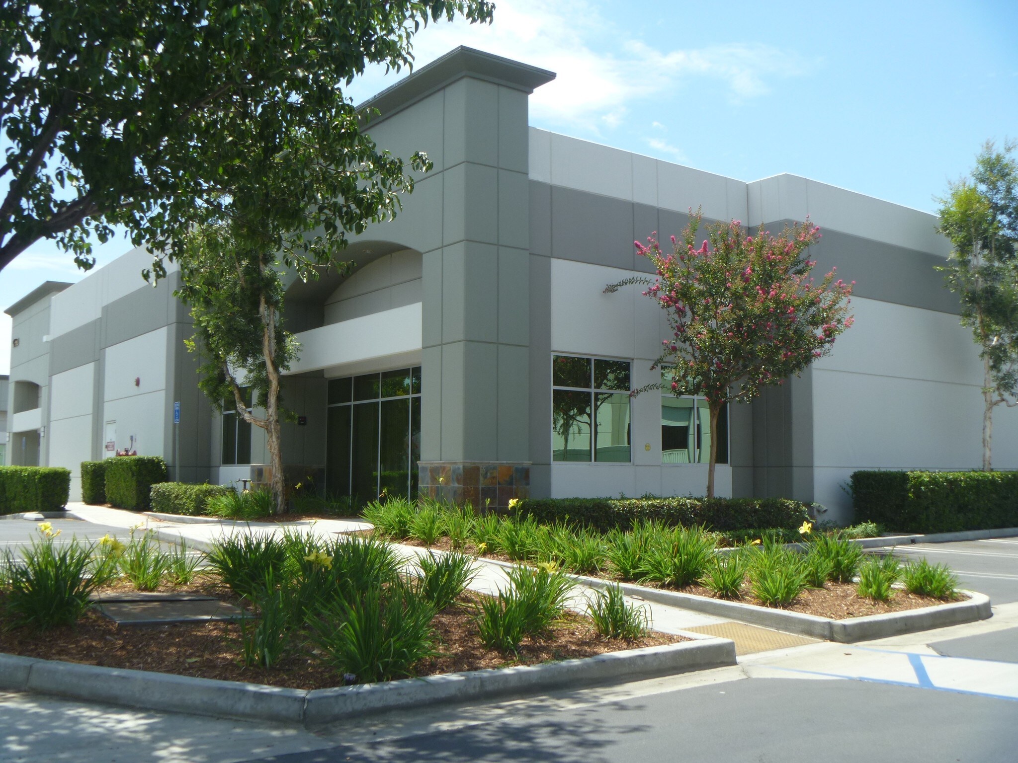 1660 S Grove Ave, Ontario, CA à louer Photo principale– Image 1 sur 4