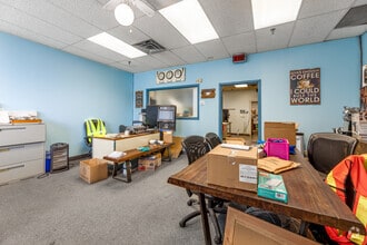 215 Carlingview Dr, Toronto, ON à louer Photo intérieure– Image 1 sur 4