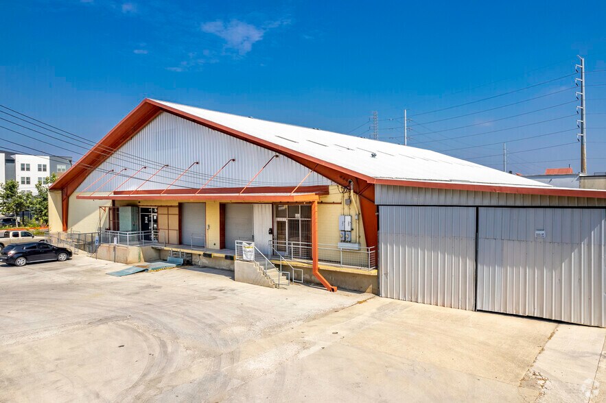 319 W Peden, San Antonio, TX à louer - Photo principale – Image 1 sur 25