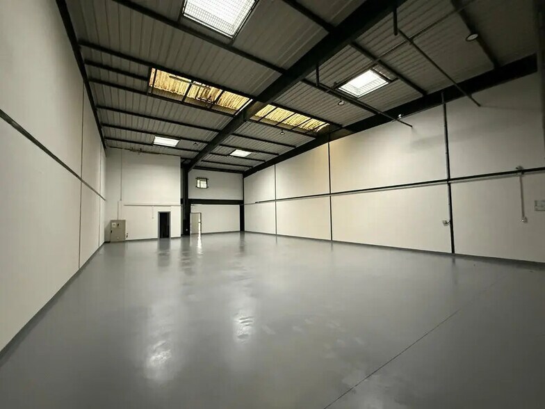 Local d’activités dans Villepinte à louer - Photo de l’immeuble – Image 2 sur 8