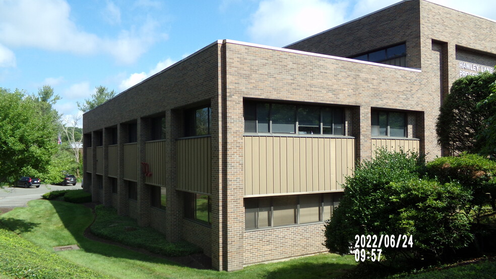 160 Hawley Ln, Trumbull, CT à louer - Photo de l’immeuble – Image 3 sur 62