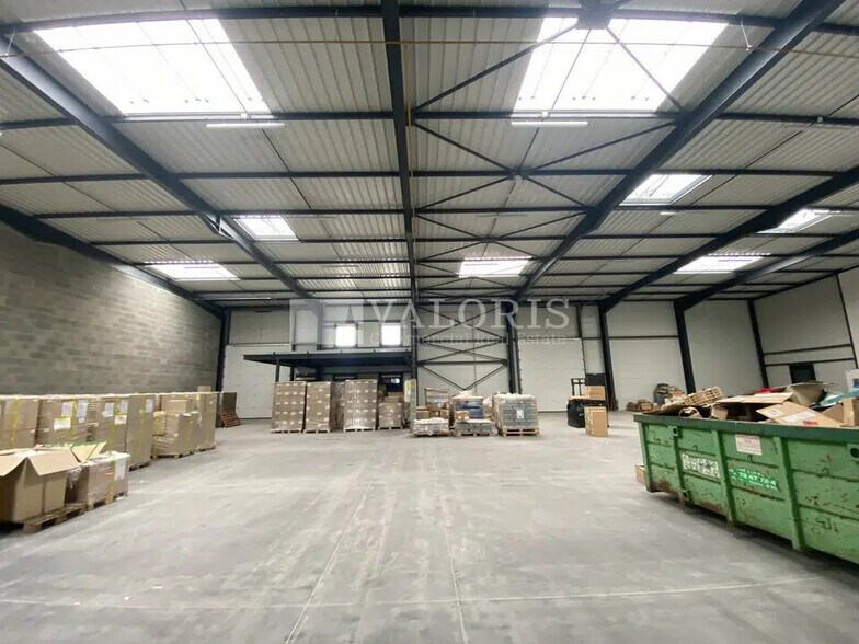 Local d’activités dans Saint-Priest à louer - Photo de l’immeuble – Image 2 sur 14