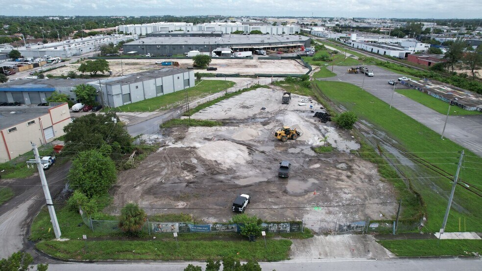 1171 SE 10th Ave, Hialeah, FL à louer - Photo de l’immeuble – Image 2 sur 9