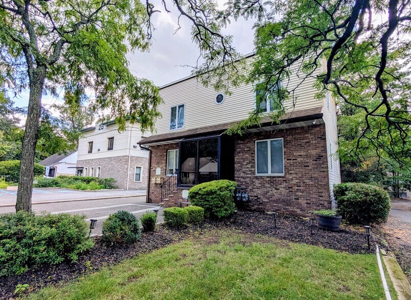 24 Farview Ter, Paramus, NJ à vendre - Photo de l’immeuble – Image 3 sur 38