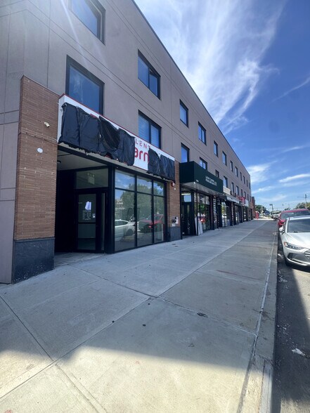 106-14 Astoria Blvd, Flushing, NY à louer - Photo de l’immeuble – Image 2 sur 17