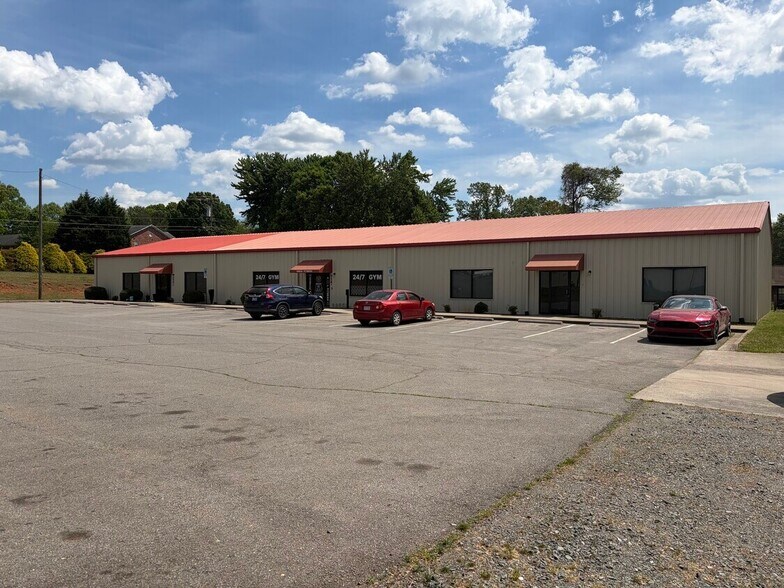 714 Carolina Ave, Yadkinville, NC à louer - Photo de l’immeuble – Image 2 sur 4