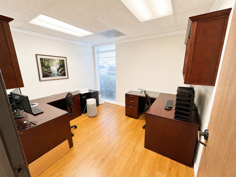 901 Dover Dr, Newport Beach, CA à louer - Photo de l’immeuble – Image 3 sur 8