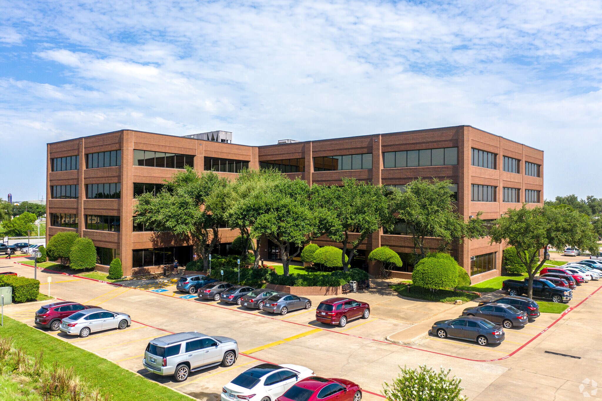 2080 N State Highway 360, Grand Prairie, TX à louer Photo de l’immeuble– Image 1 sur 14