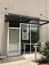 7015 Twin Hills Ave, Dallas, TX à louer Photo de l’immeuble– Image 1 sur 5