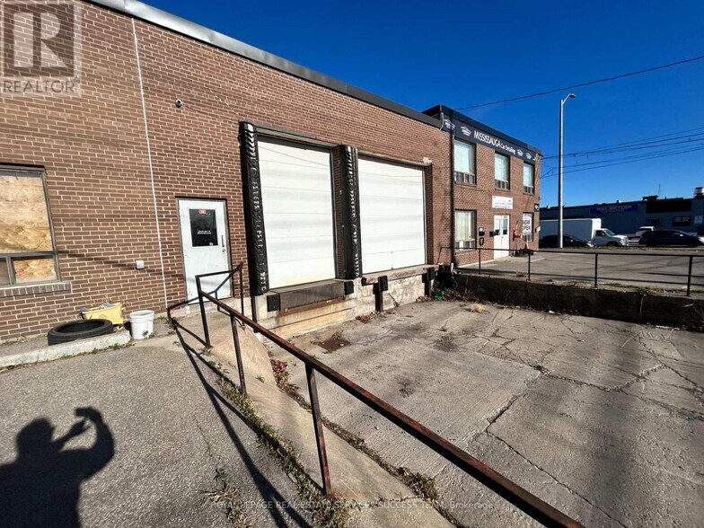 3455 Wolfedale Rd, Mississauga, ON à louer - Photo de l’immeuble – Image 3 sur 4