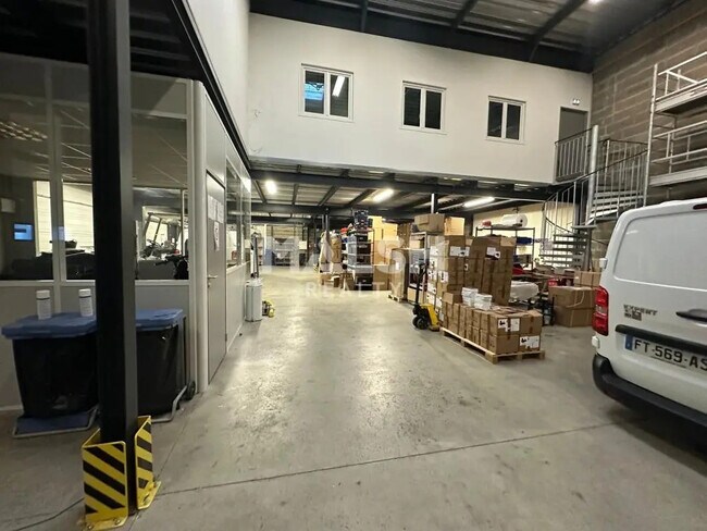 Plus de détails pour Local d’activités à vendre