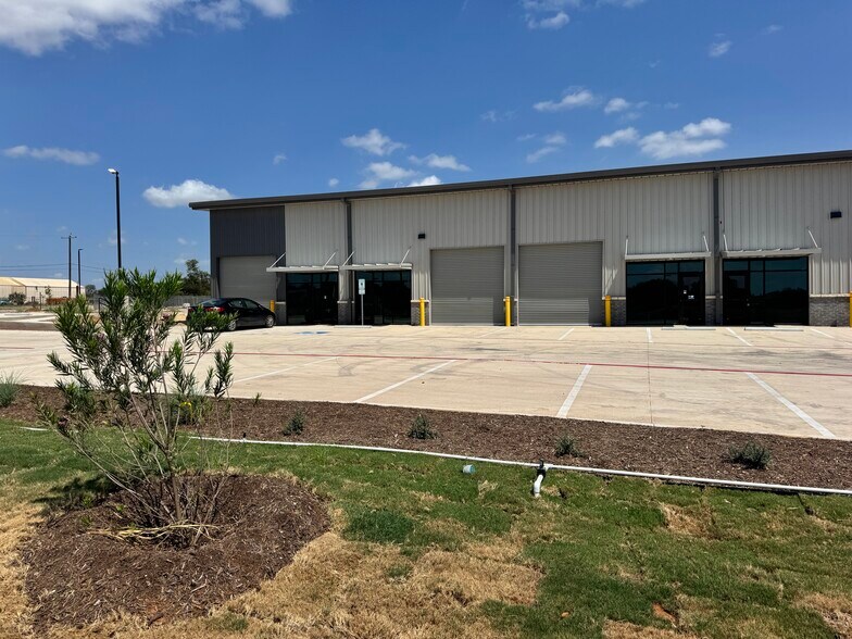 5865 Houston St, San Antonio, TX à louer - Photo de l’immeuble – Image 2 sur 11