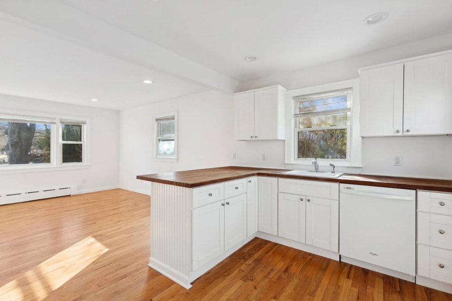 87 North Rd, Hampton Bays, NY à vendre - Photo intérieure – Image 3 sur 9