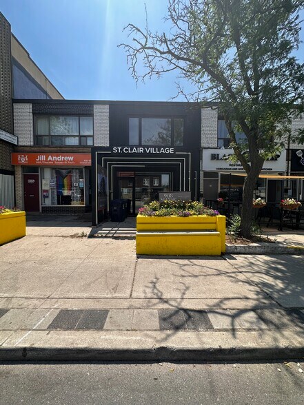 805 St Clair Ave W, Toronto, ON à vendre - Photo de l’immeuble – Image 2 sur 17