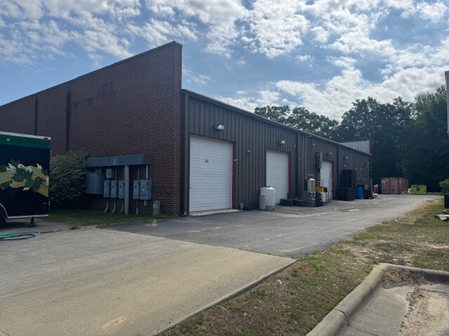421 Chicago Dr, Fayetteville, NC à vendre - Photo de l’immeuble – Image 3 sur 13