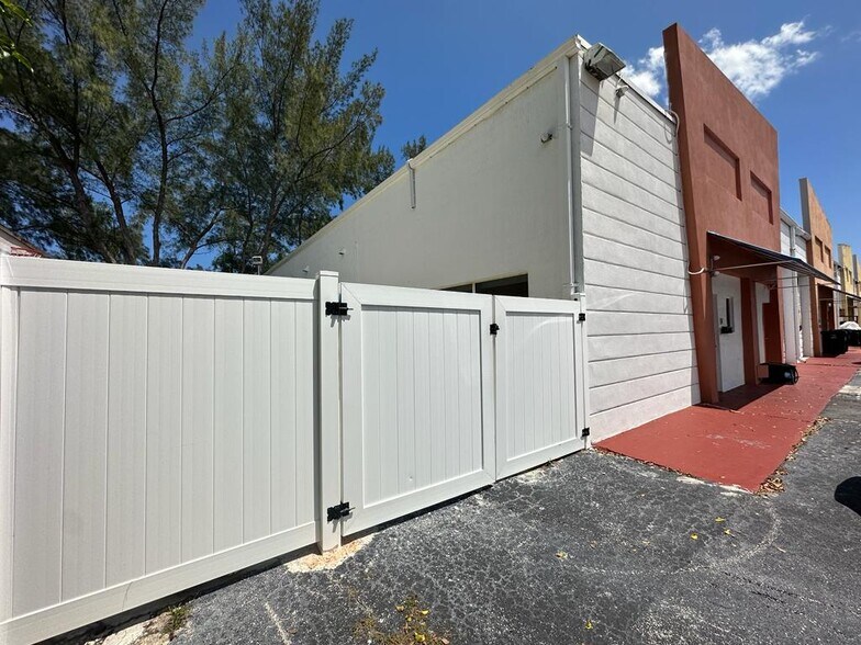 401-425 NW 10th Ter, Hallandale Beach, FL à vendre - Photo de l’immeuble – Image 3 sur 52