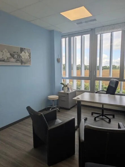 Bureau dans Bourgoin-Jallieu à louer - Photo de l’immeuble – Image 1 sur 7