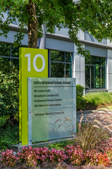 13711 International Pl, Richmond, BC à louer - Photo de l’immeuble – Image 3 sur 10
