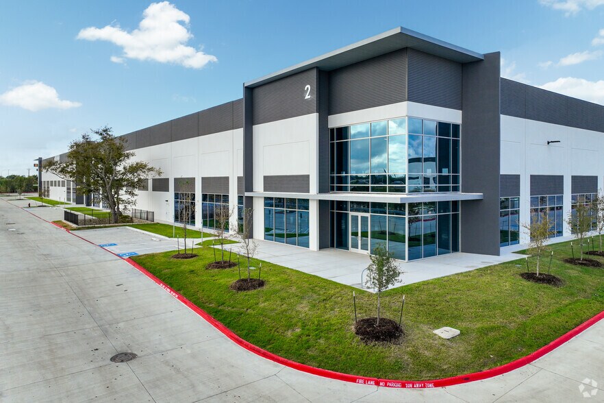 194 Commerce Center Dr, Buda, TX à louer - Photo de l’immeuble – Image 2 sur 22
