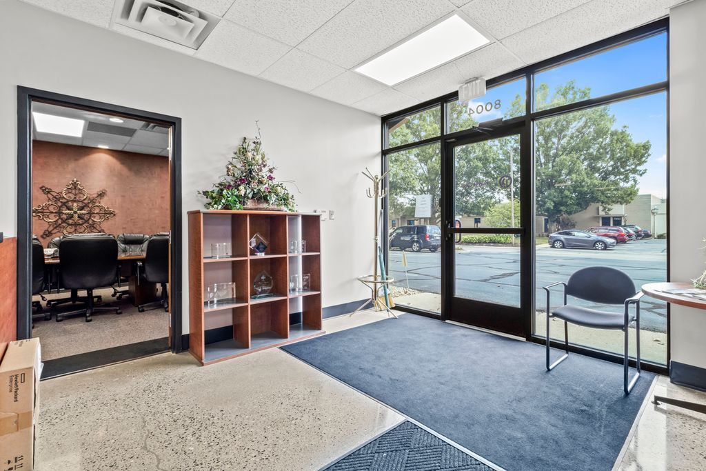 8004-8008 Castleway Dr, Indianapolis, IN à vendre Photo intérieure– Image 1 sur 11