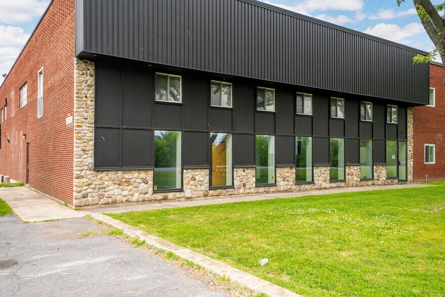 700 Wallrich Av, Cornwall, ON à louer - Photo de l’immeuble – Image 2 sur 9