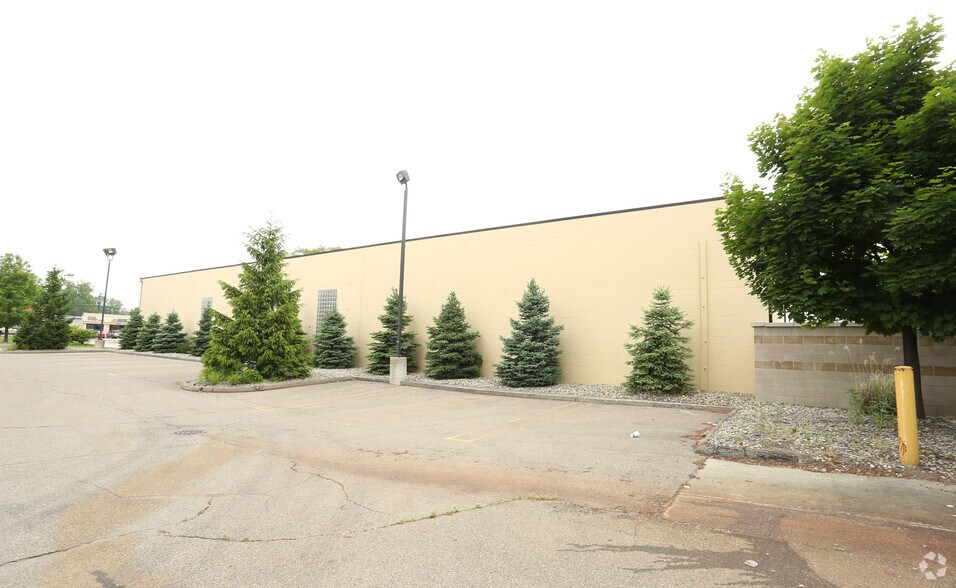 31145 8 Mile Rd, Livonia, MI à louer - Photo de l’immeuble – Image 2 sur 5