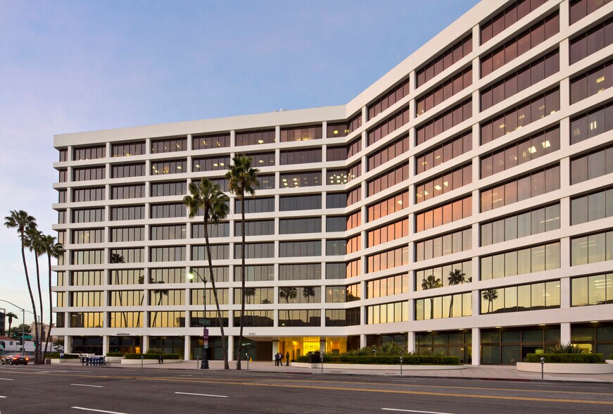 8383 Wilshire Blvd, Beverly Hills, CA à louer - Photo de l’immeuble – Image 1 sur 13