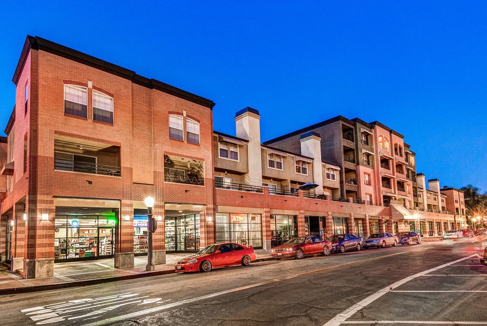 141 W Wilshire Ave, Fullerton, CA à louer Photo principale– Image 1 sur 3