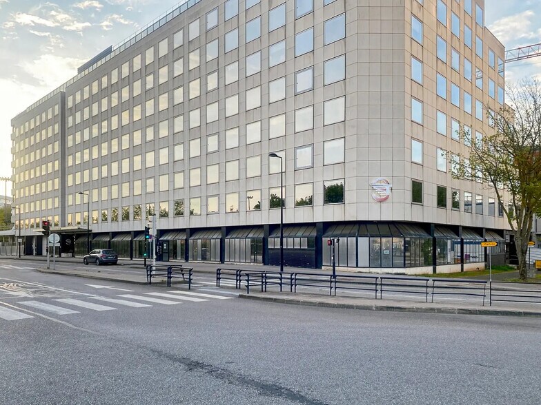 1 Rue Georges Stephenson, Montigny-le-Bretonneux à louer - Photo de l’immeuble – Image 3 sur 26