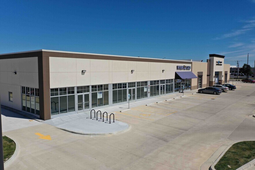 408 W Town Center Blvd, Champaign, IL à louer - Photo de l’immeuble – Image 2 sur 5