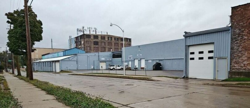 737 W Cleveland Ave, Milwaukee, WI à vendre - Photo de l’immeuble – Image 3 sur 12