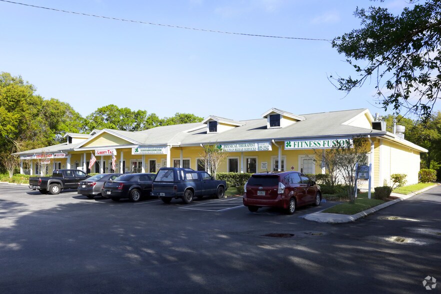 114 E Bloomingdale Ave, Brandon, FL à louer - Photo de l’immeuble – Image 3 sur 10