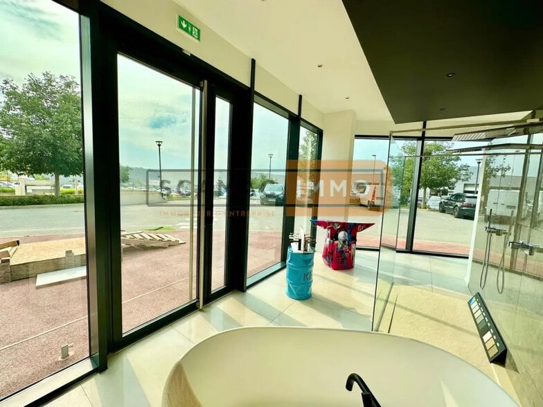 Local d'activités dans Fréjus à vendre - Photo de l’immeuble – Image 3 sur 6