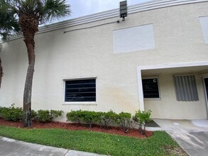 352 Tall Pines Rd, West Palm Beach, FL à louer Photo intérieure– Image 1 sur 6