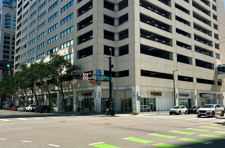 203 N Ashley Dr, Tampa, FL à louer - Photo de l’immeuble – Image 2 sur 9