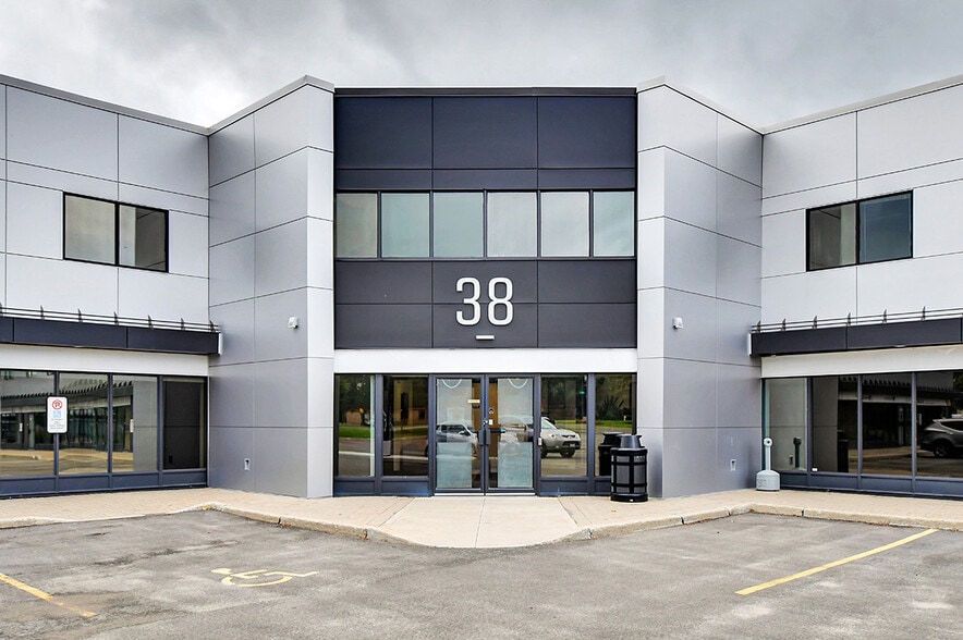 38 Antares Dr, Ottawa, ON à louer - Photo de l’immeuble – Image 3 sur 15