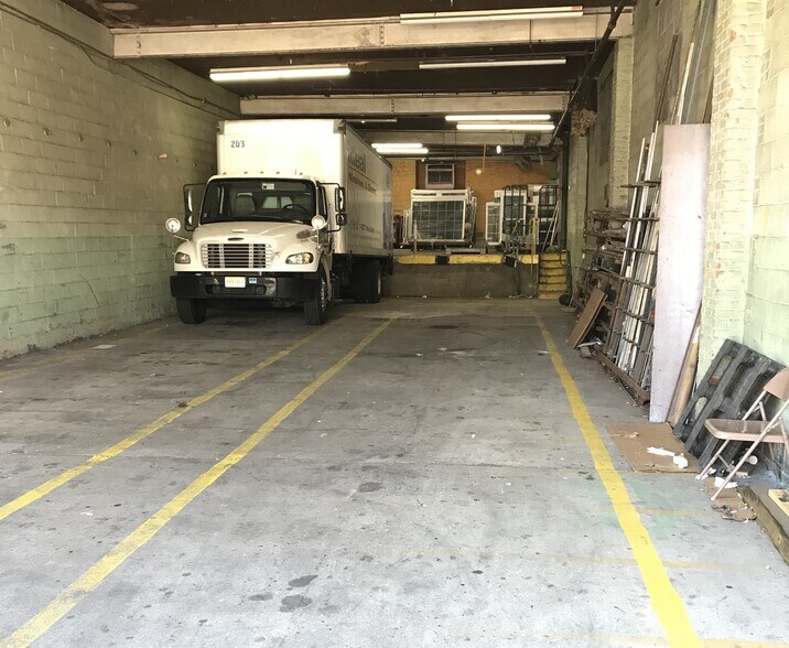 100 W 7th St, Bayonne, NJ à vendre - Photo intérieure – Image 2 sur 5