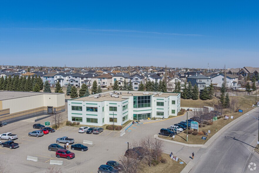200 Country Hills Land NW, Calgary, AB à vendre - Aérien – Image 2 sur 4