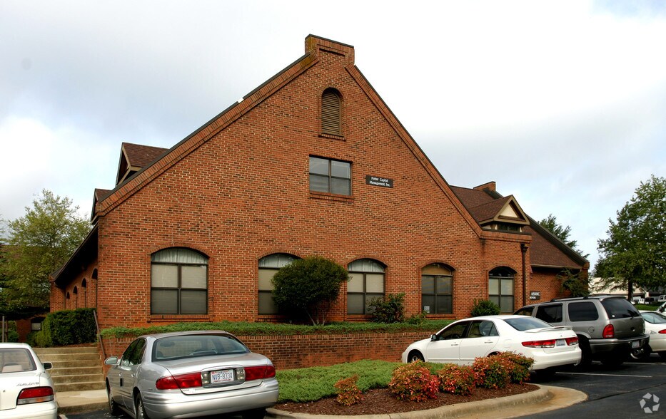103 Kilmayne Dr, Cary, NC à louer - Photo de l’immeuble – Image 2 sur 9