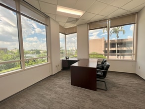 5200 Waterford District Dr, Miami, FL à louer Photo intérieure– Image 2 sur 10