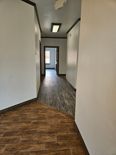 1109 N Bryant Ave, Edmond, OK à louer - Photo de l’immeuble – Image 2 sur 12