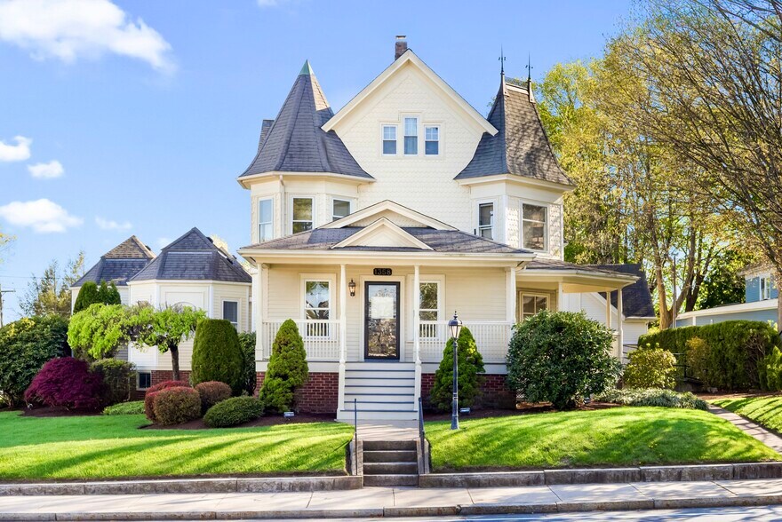 1358 Smith St, North Providence, RI à vendre - Photo principale – Image 1 sur 54
