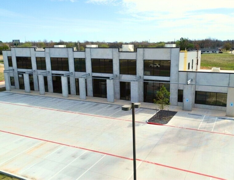 1600 N Service Rd, Moore, OK à louer - Photo principale – Image 1 sur 3