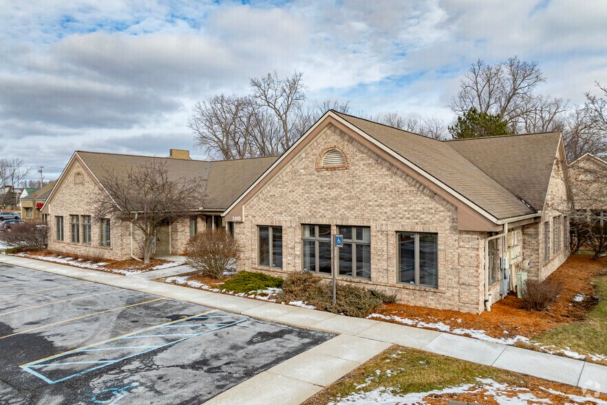 2410 Woodlake Dr, Okemos, MI à louer - Photo principale – Image 1 sur 36