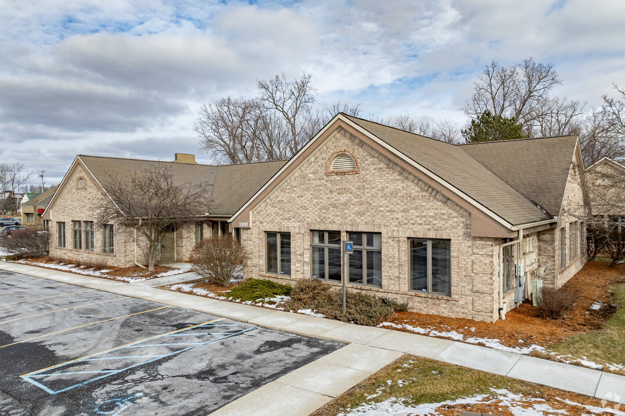 2410 Woodlake Dr, Okemos, MI à louer Photo de l’immeuble– Image 1 sur 21