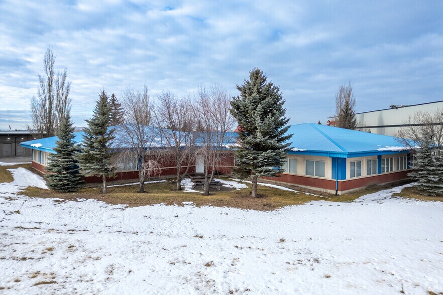 2435 Pegasus Rd NE, Calgary, AB à vendre - Photo de l’immeuble – Image 2 sur 3