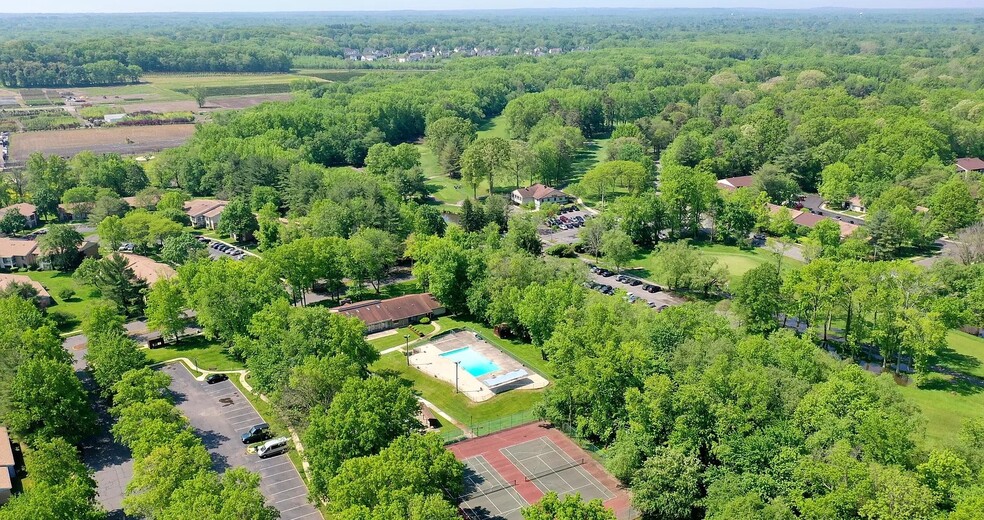 1 Amberly Dr, Manalapan, NJ à vendre - Photo de l’immeuble – Image 2 sur 4